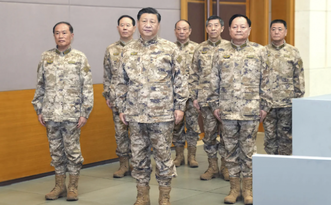 2022년 11월 8일 군복을 입고 군사위원회 합동작전지휘센터를 둘러본 시진핑 중국 국가 주석. 중국중앙(CC)TV 캡처