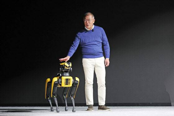 정의선 현대자동차그룹 회장이 2022년 1월 4일 ‘CES 2022’에서 보스턴 다이내믹스의 4족 보행 로봇 ‘스팟’과 함께 연단에 오르고 있다. 뉴스1