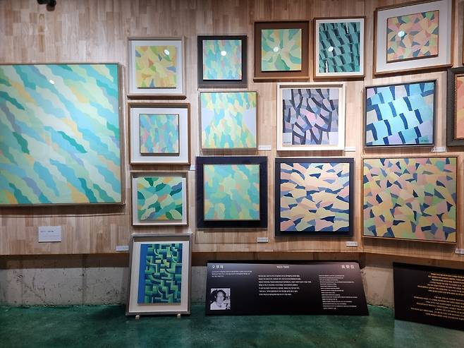 색면추상의 선구자로 알려진 오영재 화백의 그림들.