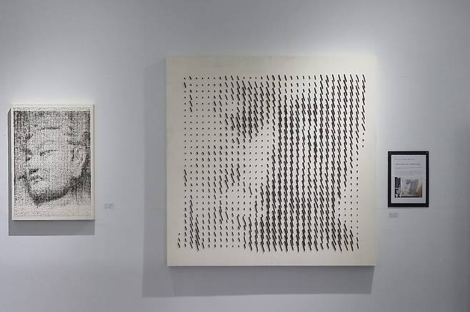 이건 윤후명 작가를 픽셀아트로 표현한 위세복 작가의 작품. 위세복 작가는 자장율사의 1000년 전 중국 수행처와 경주 분황사지, 황룡사터 등에서 주운 작은 돌 파편으로 문수보살(왼쪽) 초상을 제작했다