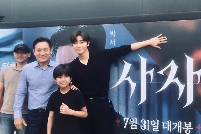 영화 사자‘ 출연진. 사진|정지훈 SNS