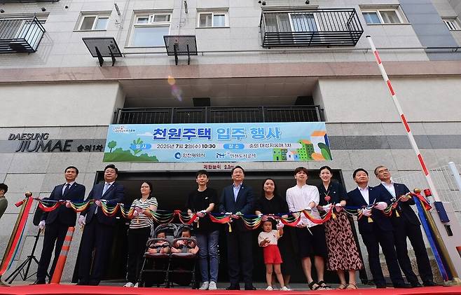 ▲ 유정복(가운데) 인천시장이 지난해 7월2일 미추홀구 숭의동에서 입주자, 저출산고령사회위원회 등 관계자들과 '천원주택 입주 행사'를 진행하고 있다. /사진제공=인천시