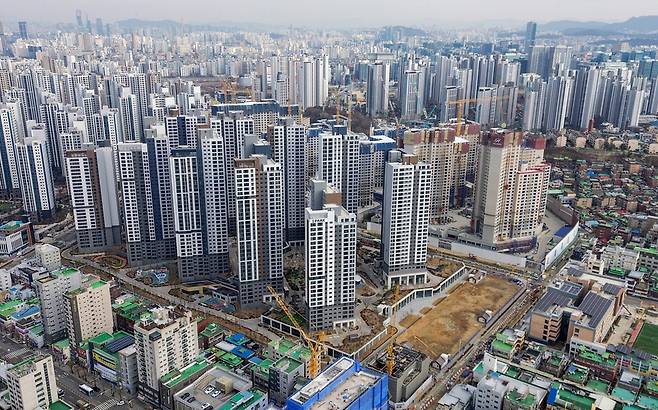 ▲ 신규 아파트 입주 물량이 풀리며 광명·의왕시의 인구 감소세를 보이던 인구가 2025년 들어 증가세로 돌아섰다. 6일 광명시 광명뉴타운과 철산동 재건축 일대 모습. /전광현 기자 maggie@incheonilbo.com