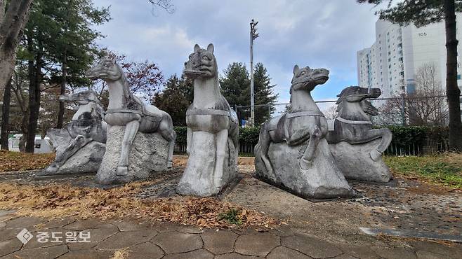 대전시 유성구 전민동 엑스포아파트 일원에 세워진 '정민역 유허비' 와 함께 조성된 8필의 말 조형물 금상진 기자