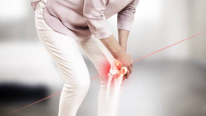 무릎 관절염의 치료법은 다양하다. 증상과 상황에 맞는 치료법 선택이 중요하다|출처: 클립아트코리아