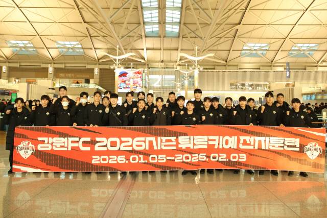 ▲ 강원FC 선수단이 5일 인천국제공항에서 튀르키예 안탈리아 전지훈련을 떠나기에 앞서 새 시즌 필승을 다짐하고 있다. 강원FC 제공