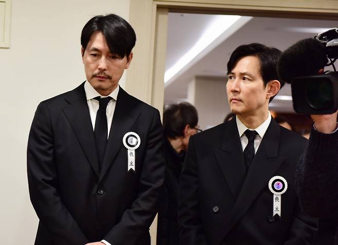 5일 서울 서초구 서울성모병원 장례식장에 마련된 배우 고(故) 안성기의 빈소에서 배우 정우성과 이정재가 조문객을 맞이하고 있다. /사진=뉴시스