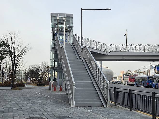 고척교 앞 보도육교와 승강기가 전면 교체된 모습