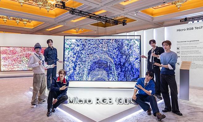 K팝 아티스트 라이즈(RIIZE)가 삼성전자 '더 퍼스트룩' 단독 전시관에서 세계 최초 '130형 마이크로 RGB TV'를 소개하고 있다.