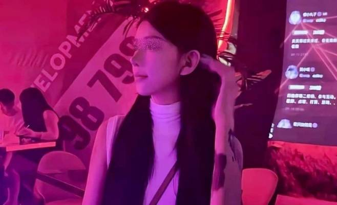 6일(현지시간) 크메르타임스와 네이션 등에 따르면 지난 3일 캄보디아 남부 시아누크빌 주재 중국 영사관은 현지 한 병원에서 자국의 20대 여성 인플루언서 ‘우미’를 발견했다. 팔로워 수만명을 보유한 우미는 중국 남동부 푸젠성의 고급 클럽에서 일하면서 온라인에 호화로운 생활 방식을 자랑해오다, 지난달 초 캄보디아에서 일하는 중국인 남자친구가 자신을 초대했다고 밝힌 뒤 출국했다. 2025.1.5 SNS 캡처