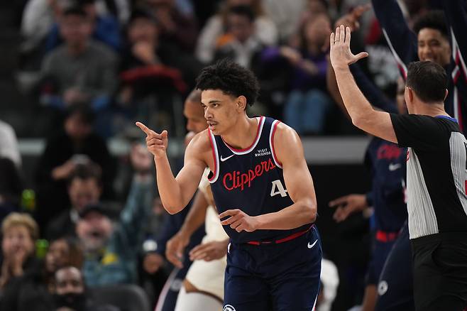 코비 샌더스가 6일 미국 캘리포니아주 잉글우드의 인튜이트돔에서 열린 골든스테이트 워리어스와 2025~2026 미국프로농구 정규리그 홈경기에서 슛을 성공시킨 뒤 세리머니를 하고 있다. 잉글우드 | AP연합뉴스