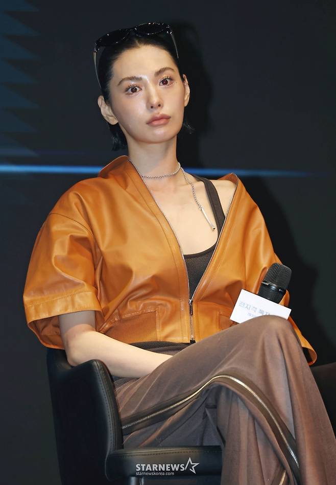 배우 나나가 2일 오후 서울 광진구 예스24라이브홀에서 진행된 영화 '전지적 독자 시점' 쇼케이스에서 포즈를 취하고 있다. 10년 이상 연재된 소설이 완결된 날 소설 속 세계가 현실이 된 세상에서 유일한 독자였던 ‘김독자’가 소설의 주인공 ‘유중혁’과 동료들과 함께 멸망한 세계에서 살아남기 위한 펼치는 이야기를 그린 판타지 액션 영화 '전지적 독자 시점’은 오는 23일 개봉한다. /2025.07.02 /사진=이동훈 photoguy@