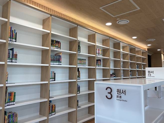 7일 인천 연수구 송도국제도서관 3층 원서(외국어 도서) 코너. 넓게 조성된 책장 상당수가 비어 있어 국제도서관이라는 명칭이 무색하다는 지적이 나온다. 정수빈수습기자