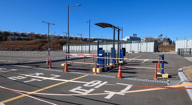 지난해 롯데가 10년 넘게 추진해온 KTX 울산역 복합환승센터 건립 사업을 수익성 악화와 상권 변화 등을 이유로 공식 철회한 가운데 6일 당시 조성된 주차장 시설이 완공은 되었지만 운영되지 않고 있다. KTX 울산역 인근 주차난에 해당 주차장에 대한 개방 요구가 이어지고 있다. 이수화 기자