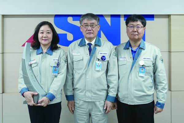SNT다이내믹스 '일억불 수출의 탑' 전수식에서 관계자들이 기념사진을 찍고 있다. 왼쪽부터 배성희 특사기술마케팅팀장, 박재석 대표이사 사장, 김진영 사업본부장. /SNT다이내믹스