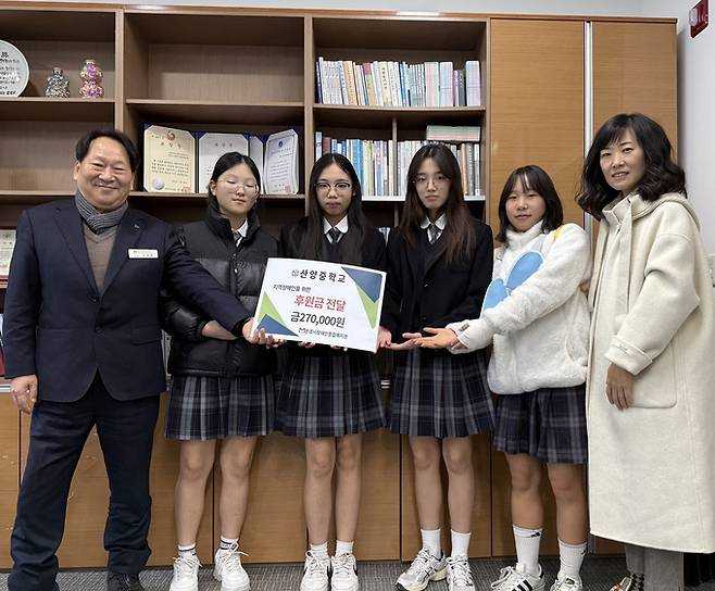 ▲ 산양중학교 학생들이 문경시장애인종합복지관을 방문해 축제 바자회 수익금 27만 원을 전달하고 기념촬영을 하고 있다.
