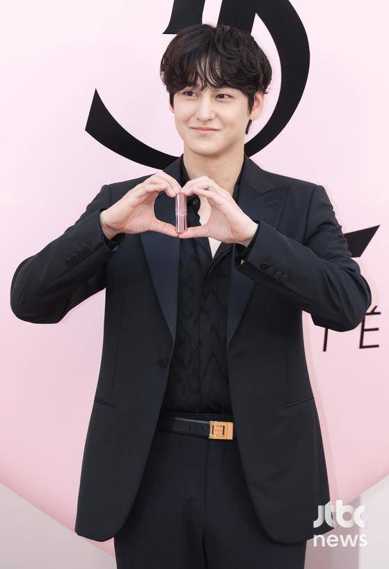 배우 김범이 24일 오후 서울 성동구 한 매장에서 열린 뷰티 브랜드 행사에 참석해 포즈를 취하고 있다. 김현우 엔터뉴스팀 기자 kim.hyunwoo3@jtbc.co.kr (콘텐트비즈니스본부)