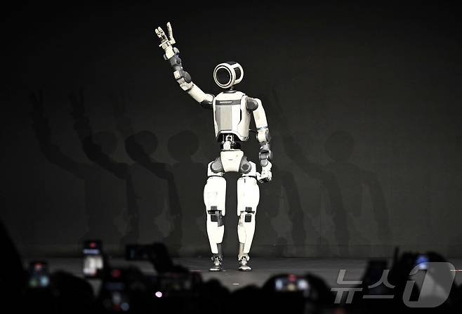 세계 최대 가전·정보기술(IT) 전시회 'CES 2026' 개막을 하루 앞둔 5일(현지시간) 미국 네바다주 라스베이거스 만달레이베이에서 열린 현대차그룹 프레스 컨퍼런스에서 차세대 전동식 아틀라스 시제품이 손인사하고 있다. (공동취재) ⓒ News1 황기선 기자