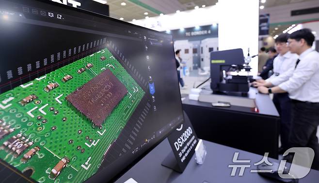 22일 서울 강남구 코엑스에서 열린 제27회 반도체 대전(SEDEX 2025)을 찾은 관람객들이 전시를 둘러보고 있다.2025.10.22/뉴스1 ⓒ News1 박지혜 기자