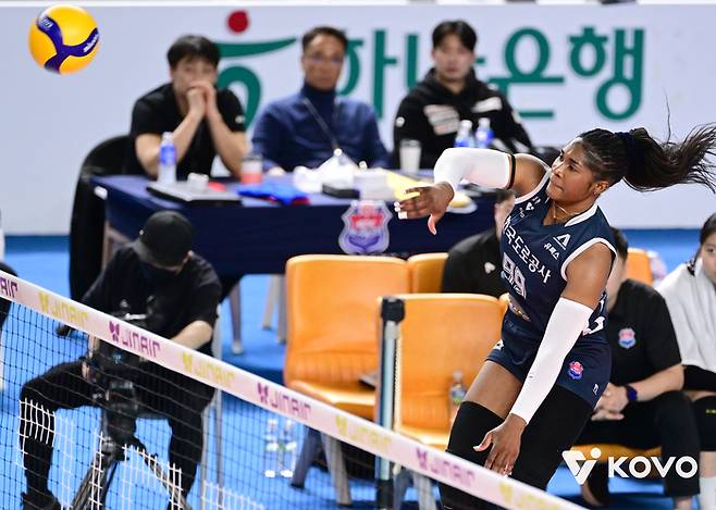 공격하는 모마. 제공 | 한국배구연맹