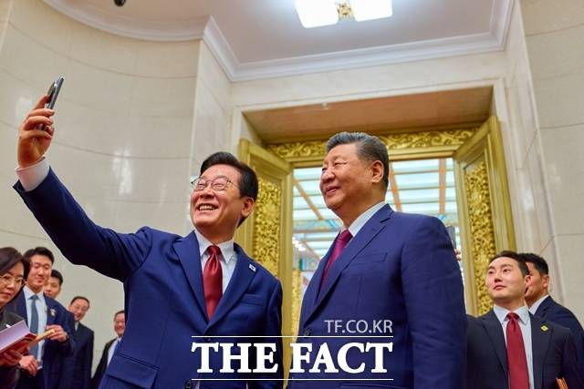 이재명 대통령이 시진핑 중국 국가주석과 연출한 셀카 장면은 이 대통령의 아이디어였으며 '준비 반, 즉흥 반'으로 만들어진 것으로 확인됐다. 이 대통령이 5일(현지시간) 중국 베이징 인민대회당에서 국빈 만찬을 마친 뒤 시 주석과 셀카를 찍고 있다. /이 대통령 SNS