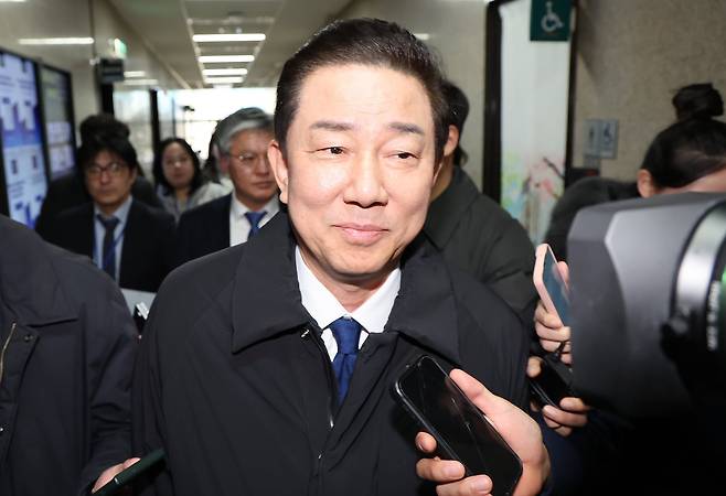 원내대표직을 사퇴한 김병기 더불어민주당 의원이 지난해 12월 30일 서울 여의도 국회 내 민주당 원내대표실에서 나와 이동하고 있다./뉴스1