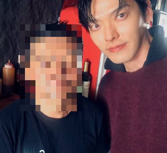 스페인의 한식당 주인 A씨와 김우빈. /인스타그램