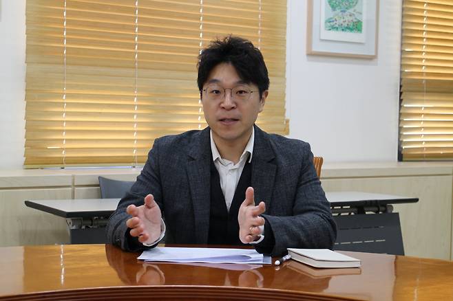 염성준 변호사가 지난해 12월 26일 마을변호사 관련 인터뷰를 하고 있다. /손덕호 기자