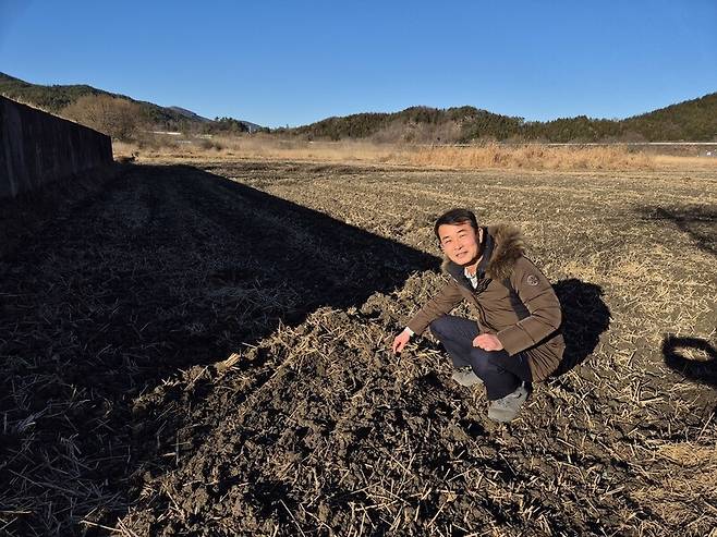 지난달 30일 전남 화순군 사평면에서 만난 농민 정학철씨가 지난가을 깨씨무늬병이 심각했던 논에서 당시 상황을 설명하고 있다. 정대하 기자