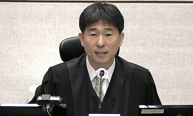 지귀연 부장판사가 지난해 10월2일 서울중앙지방법원에서 열린 윤석열 전 대통령의 내란 우두머리·직권남용 권리행사 방해 혐의 사건 속행 공판에서 발언하고 있다. 서울중앙지법 제공