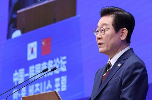 이재명 대통령이 5일 베이징 조어대에서 열린 한·중 비즈니스 포럼에서 발언하고 있다.(연합뉴스)