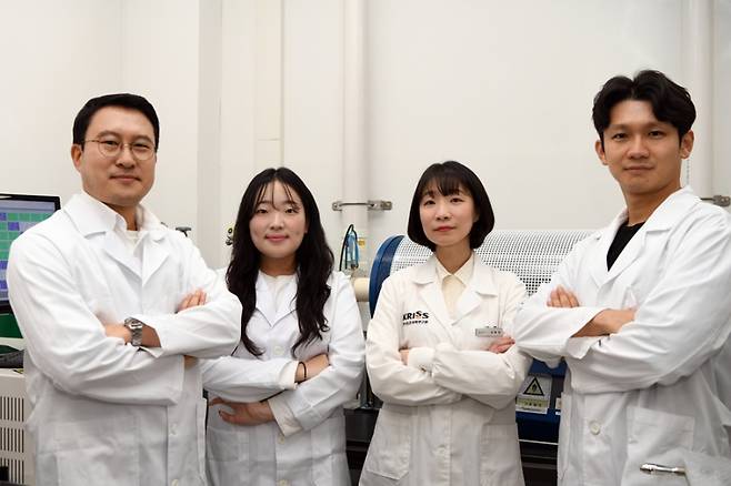 (왼쪽부터)KRISS 첨단소재측정그룹 백승욱 책임연구원, 최민서 학생연구원, 김화정 박사후연구원, 고려대학교 신소재공학과 박혁준 교수. KRISS