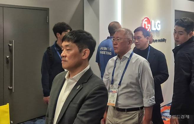 정의선(가운데) 현대차그룹 회장이 6일(현지시간) 미국 라스베이거스에서 개막한 CES 2026 LG전자 차량용 솔루션 전시룸을 둘러본 후 박철 신사업전략실장의 안내를 따라 이동하고 있다. 정경수 기자