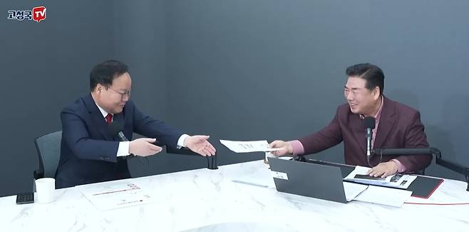 구독자 약 133만명을 보유한 극우 성향 유튜버 고성국씨(오른쪽)가 지난 5일 생방송 중 방송에 출연한 국민의힘 김재원 최고위원에게 입당원서를 제출하고 있다. 유튜브 ‘고성국TV’ 영상 캡처