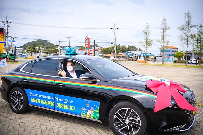 2022년 남해 스마트 관광택시 발대식에서 장충남 남해군수가 택시를 시승하고 있다. ⓒ남해군 제공