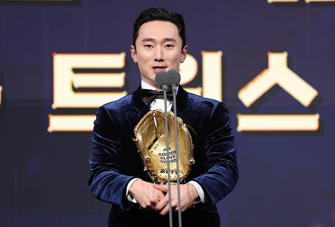 LG 신민재가 지난해 12월 9일 서울 송파구 롯데호텔월드에서 골든글러브 시상식에서 수상 소감을 말하고 있다. 연합뉴스