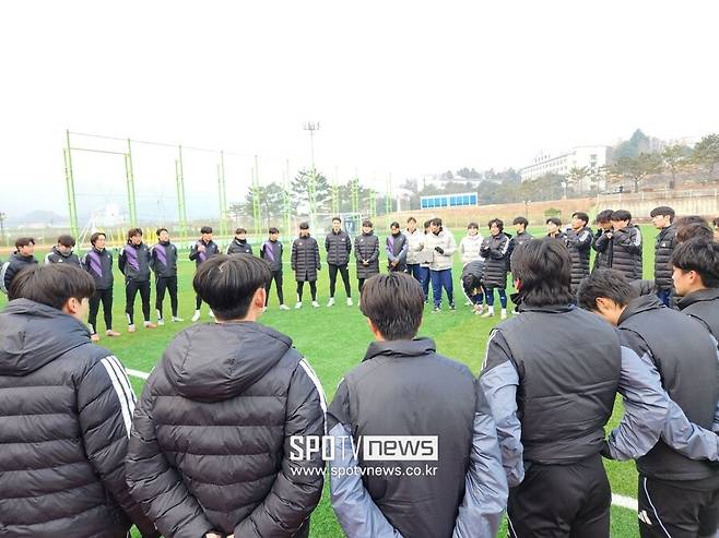 ▲ 저학년 출전 기회 보장과 성장을 위해 시작된 한국대학축구연맹의 1, 2학년 대학축구대회가 7일 경북 김천에서 막을 올렸다. 오전, 오후 180도 다른 날씨에서 진행됐다.