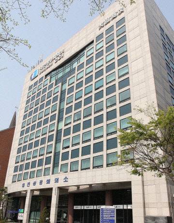 지역 경제계가 새해 첫 화두로 청주국제공항 민간 전용 활주로 신설을 꺼내든 배경에 관심이 쏠리고 있다. 사진은 대전상의 회관 전경.