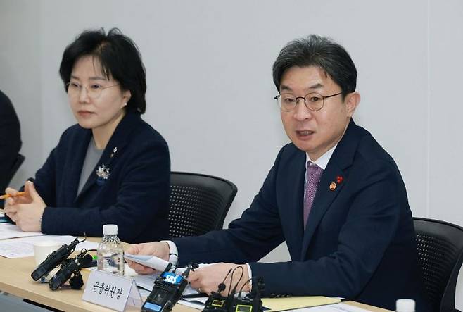 이억원 금융위원장이 8일 오전 경기도 수원 서민금융통합지원센터에서 개최한 제1차 포용적 금융 대전환 1차회의에서 정부·유관기관, 5대금융지주 대표, 포용금융 민간전문가 등과 앞으로 정부와 민간이 함께 추진해 나가야할 포용금융 방향에 대해 논의했다. 금융위원회