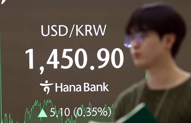 8일 서울 중구 하나은행 본점 딜링룸 전광판에 원달러 환율이 상승세를 보이고 있다. /뉴스1