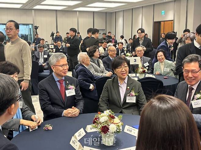 (왼쪽부터) 김택우 대한의사협회 회장과 정은경 보건복지부 장관이 참석자들과 대화를 하고 있다. ⓒ데일리안 김효경 기자