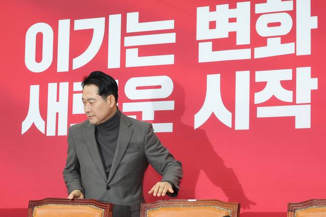 장동혁 국민의힘 당대표가 8일 국회 본청에서 열린 당 최고위원회의에 참석하고 있다.