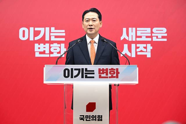 장동혁 국민의힘 당대표가 지난 1월 7일 서울 여의도 중앙당사에서 12·3 비상계엄 사과를 포함한 당 쇄신안을 발표하고 있다.<공동취재·연합뉴스>