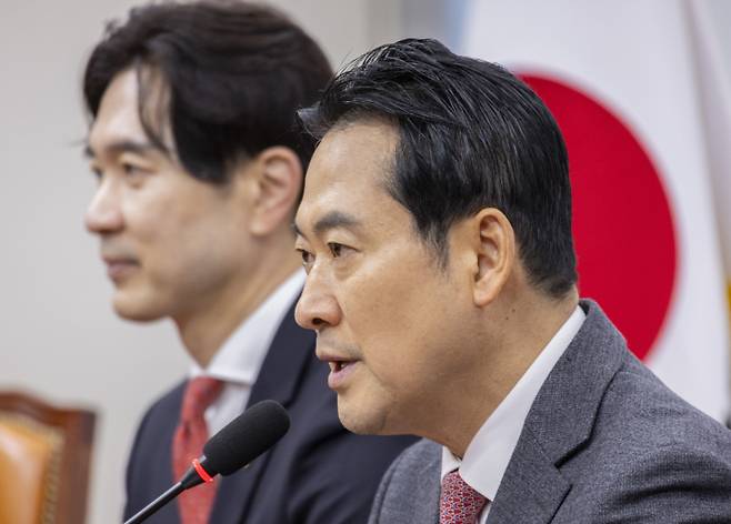 장동혁 국민의힘 대표가 2일 국회에서 기자간담회에서 민주당에서 제명한 강선우 의원과 김병기 전 원내대표 의혹과 관련해 발언하고 있다. 연합뉴스