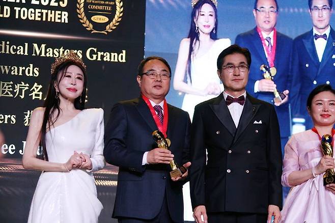 지난해 12월 29일 ‘글로벌최강명인대상 시상식’에서 대상을 수상한 우주상(왼쪽 두 번째) 홈리프트코리아 대표. 홈리프트코리아 제공
