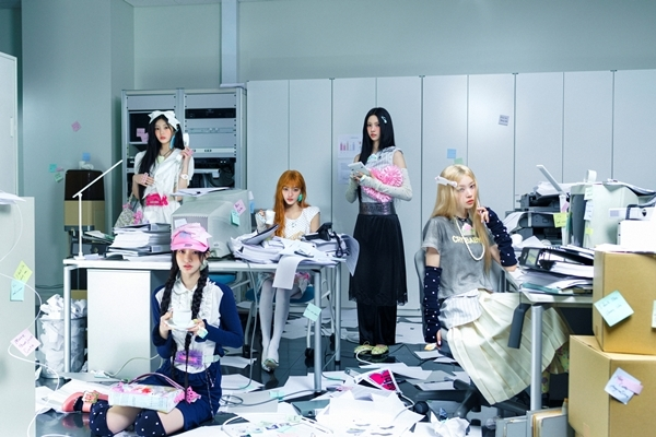 아일릿의 원희, 윤아, 이로하가 스페셜 MC로 나서 상큼한 에너지와 신선한 진행으로 새해 첫 ‘엠카운트다운’을 이끈다.