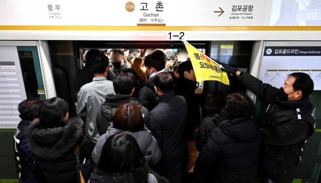 경기 김포시 고촌역 김포골드라인 서울 방면 승강장에서 시민들이 이미 만원인 열차를 타기 위해 애쓰고 있다. 백동현 기자