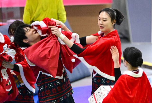 양효진과 김희진이 경기 전 장난치고 있다 / 한국배구연명(KOVO)