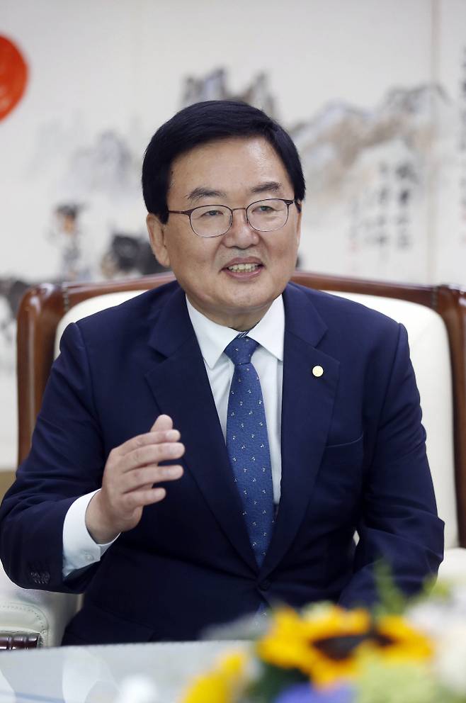 광주시장 출마 선언 이후 퇴임을 발표한 문인 광주 북구청장이 8일로 예정됐던 사퇴 결정을 철회했다.