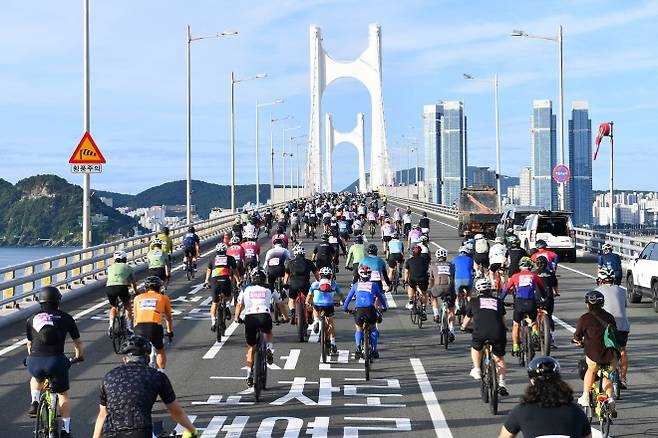 지난해 9월 부산에서 열린 ‘세븐 브릿지 투어’에서 참가자들이 자전거를 타고 광안대교를 달리고 있다. 부산시 제공